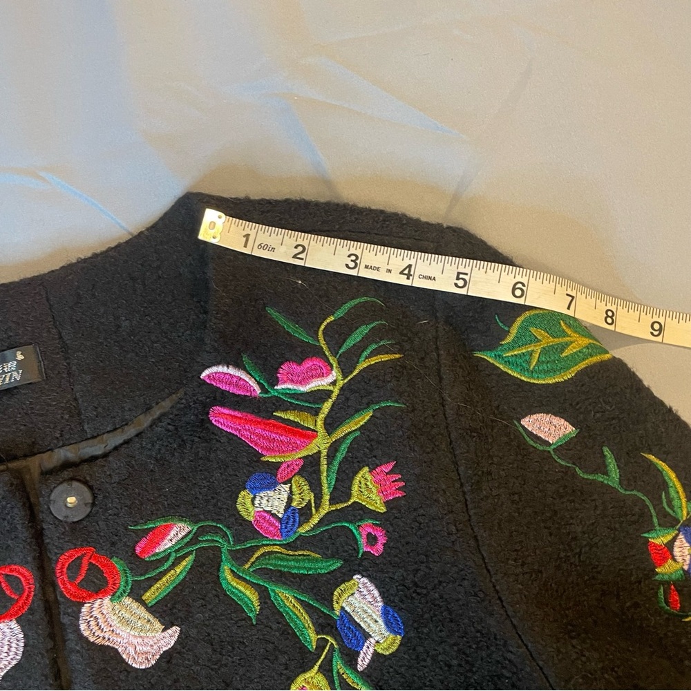 Elegant Vintage Embroidered Floral Black Jacket.
Size XL - Picture 7 of 15